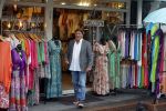 Volendam 21 juli 2022
Frank Masmeijer en zijn vriendin Anita Oostingh bij haar winkel Boetiek  de kans In Volendam .