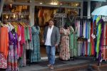 Volendam 21 juli 2022
Frank Masmeijer en zijn vriendin Anita Oostingh bij haar winkel Boetiek  de kans In Volendam .