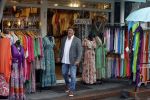 Volendam 21 juli 2022
Frank Masmeijer en zijn vriendin Anita Oostingh bij haar winkel Boetiek  de kans In Volendam .