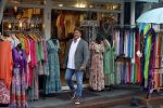 Volendam 21 juli 2022
Frank Masmeijer en zijn vriendin Anita Oostingh bij haar winkel Boetiek  de kans In Volendam .