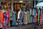 Volendam 21 juli 2022
Frank Masmeijer en zijn vriendin Anita Oostingh bij haar winkel Boetiek  de kans In Volendam .