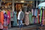 Volendam 21 juli 2022
Frank Masmeijer en zijn vriendin Anita Oostingh bij haar winkel Boetiek  de kans In Volendam .