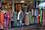 Volendam 21 juli 2022
Frank Masmeijer en zijn vriendin Anita Oostingh bij haar winkel Boetiek  de kans In Volendam .