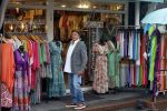 Volendam 21 juli 2022
Frank Masmeijer en zijn vriendin Anita Oostingh bij haar winkel Boetiek  de kans In Volendam .