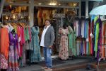 Volendam 21 juli 2022
Frank Masmeijer en zijn vriendin Anita Oostingh bij haar winkel Boetiek  de kans In Volendam .
