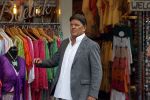 Volendam 21 juli 2022
Frank Masmeijer en zijn vriendin Anita Oostingh bij haar winkel Boetiek  de kans In Volendam .