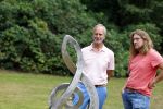 Diepenheim 31 juli 2022
Wibi Soerjadi krijgt na een tuinconcert in de tuin van zij n huis een koninklijke onderscheiding . Zijn nieuwe vriendin Myrthe is aanwezig . Henk Kamp