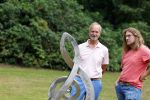 Diepenheim 31 juli 2022
Wibi Soerjadi krijgt na een tuinconcert in de tuin van zij n huis een koninklijke onderscheiding . Zijn nieuwe vriendin Myrthe is aanwezig . Henk Kamp