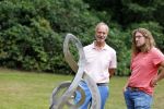 Diepenheim 31 juli 2022
Wibi Soerjadi krijgt na een tuinconcert in de tuin van zij n huis een koninklijke onderscheiding . Zijn nieuwe vriendin Myrthe is aanwezig . Henk Kamp