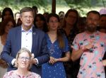 Diepenheim 31 juli 2022
Wibi Soerjadi krijgt na een tuinconcert in de tuin van zij n huis een koninklijke onderscheiding . Zijn nieuwe vriendin Myrthe is aanwezig . Jan peter Balkenende en henk kamp