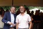 Diepenheim 31 juli 2022
Wibi Soerjadi krijgt na een tuinconcert in de tuin van zij n huis een koninklijke onderscheiding . Zijn nieuwe vriendin Myrthe is aanwezig . Jan peter Balkenende en henk kamp