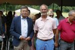 Diepenheim 31 juli 2022
Wibi Soerjadi krijgt na een tuinconcert in de tuin van zij n huis een koninklijke onderscheiding . Zijn nieuwe vriendin Myrthe is aanwezig . Jan peter Balkenende en henk kamp