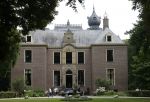 Oegstgeest 30 juli 2022
Trouwen Maxime Meiland en Leroy Molkenboer op kasteel Oud Poelgeest . Aanwezig natuurlijk Martien Meiland Erica Meiland Montana Meiland en haar partner Dirk Hoogstraten. Ook hun dochters Claire en Vive waren aanwezig.