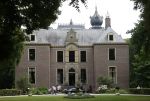 Oegstgeest 30 juli 2022
Trouwen Maxime Meiland en Leroy Molkenboer op kasteel Oud Poelgeest . Aanwezig natuurlijk Martien Meiland Erica Meiland Montana Meiland en haar partner Dirk Hoogstraten. Ook hun dochters Claire en Vive waren aanwezig.