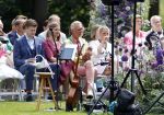 Oegstgeest 30 juli 2022
Trouwen Maxime Meiland en Leroy Molkenboer op kasteel Oud Poelgeest . Aanwezig natuurlijk Martien Meiland Erica Meiland Montana Meiland en haar partner Dirk Hoogstraten. Ook hun dochters Claire en Vive waren aanwezig.