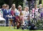 Oegstgeest 30 juli 2022
Trouwen Maxime Meiland en Leroy Molkenboer op kasteel Oud Poelgeest . Aanwezig natuurlijk Martien Meiland Erica Meiland Montana Meiland en haar partner Dirk Hoogstraten. Ook hun dochters Claire en Vive waren aanwezig.