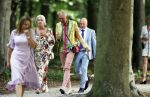 Oegstgeest 30 juli 2022
Trouwen Maxime Meiland en Leroy Molkenboer op kasteel Oud Poelgeest . Aanwezig natuurlijk Martien Meiland Erica Meiland Montana Meiland en haar partner Dirk Hoogstraten. Ook hun dochters Claire en Vive waren aanwezig.