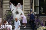 Oegstgeest 30 juli 2022
Trouwen Maxime Meiland en Leroy Molkenboer op kasteel Oud Poelgeest . Aanwezig natuurlijk Martien Meiland Erica Meiland Montana Meiland en haar partner Dirk Hoogstraten. Ook hun dochters Claire en Vive waren aanwezig.