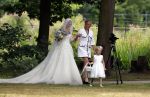 Oegstgeest 30 juli 2022
Trouwen Maxime Meiland en Leroy Molkenboer op kasteel Oud Poelgeest . Aanwezig natuurlijk Martien Meiland Erica Meiland Montana Meiland en haar partner Dirk Hoogstraten. Ook hun dochters Claire en Vive waren aanwezig.