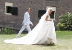 Oegstgeest 30 juli 2022
Trouwen Maxime Meiland en Leroy Molkenboer op kasteel Oud Poelgeest . Aanwezig natuurlijk Martien Meiland Erica Meiland Montana Meiland en haar partner Dirk Hoogstraten. Ook hun dochters Claire en Vive waren aanwezig.