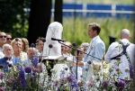 Oegstgeest 30 juli 2022
Trouwen Maxime Meiland en Leroy Molkenboer op kasteel Oud Poelgeest . Aanwezig natuurlijk Martien Meiland Erica Meiland Montana Meiland en haar partner Dirk Hoogstraten. Ook hun dochters Claire en Vive waren aanwezig.