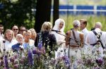 Oegstgeest 30 juli 2022
Trouwen Maxime Meiland en Leroy Molkenboer op kasteel Oud Poelgeest . Aanwezig natuurlijk Martien Meiland Erica Meiland Montana Meiland en haar partner Dirk Hoogstraten. Ook hun dochters Claire en Vive waren aanwezig.