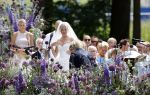 Oegstgeest 30 juli 2022
Trouwen Maxime Meiland en Leroy Molkenboer op kasteel Oud Poelgeest . Aanwezig natuurlijk Martien Meiland Erica Meiland Montana Meiland en haar partner Dirk Hoogstraten. Ook hun dochters Claire en Vive waren aanwezig.