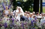 Oegstgeest 30 juli 2022
Trouwen Maxime Meiland en Leroy Molkenboer op kasteel Oud Poelgeest . Aanwezig natuurlijk Martien Meiland Erica Meiland Montana Meiland en haar partner Dirk Hoogstraten. Ook hun dochters Claire en Vive waren aanwezig.
