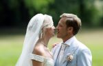 Oegstgeest 30 juli 2022
Trouwen Maxime Meiland en Leroy Molkenboer op kasteel Oud Poelgeest . Aanwezig natuurlijk Martien Meiland Erica Meiland Montana Meiland en haar partner Dirk Hoogstraten. Ook hun dochters Claire en Vive waren aanwezig.