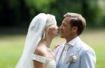 Oegstgeest 30 juli 2022
Trouwen Maxime Meiland en Leroy Molkenboer op kasteel Oud Poelgeest . Aanwezig natuurlijk Martien Meiland Erica Meiland Montana Meiland en haar partner Dirk Hoogstraten. Ook hun dochters Claire en Vive waren aanwezig.