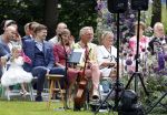 Oegstgeest 30 juli 2022
Trouwen Maxime Meiland en Leroy Molkenboer op kasteel Oud Poelgeest . Aanwezig natuurlijk Martien Meiland Erica Meiland Montana Meiland en haar partner Dirk Hoogstraten. Ook hun dochters Claire en Vive waren aanwezig.