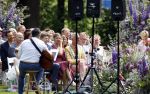 Oegstgeest 30 juli 2022
Trouwen Maxime Meiland en Leroy Molkenboer op kasteel Oud Poelgeest . Aanwezig natuurlijk Martien Meiland Erica Meiland Montana Meiland en haar partner Dirk Hoogstraten. Ook hun dochters Claire en Vive waren aanwezig.