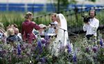 Oegstgeest 30 juli 2022
Trouwen Maxime Meiland en Leroy Molkenboer op kasteel Oud Poelgeest . Aanwezig natuurlijk Martien Meiland Erica Meiland Montana Meiland en haar partner Dirk Hoogstraten. Ook hun dochters Claire en Vive waren aanwezig.