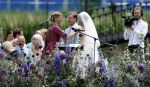 Oegstgeest 30 juli 2022
Trouwen Maxime Meiland en Leroy Molkenboer op kasteel Oud Poelgeest . Aanwezig natuurlijk Martien Meiland Erica Meiland Montana Meiland en haar partner Dirk Hoogstraten. Ook hun dochters Claire en Vive waren aanwezig.