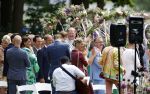 Oegstgeest 30 juli 2022
Trouwen Maxime Meiland en Leroy Molkenboer op kasteel Oud Poelgeest . Aanwezig natuurlijk Martien Meiland Erica Meiland Montana Meiland en haar partner Dirk Hoogstraten. Ook hun dochters Claire en Vive waren aanwezig.