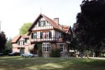 Diepenheim 31 juli 2022
Wibi Soerjadi krijgt na een tuinconcert in de tuin van zij n huis een koninklijke onderscheiding . Zijn nieuwe vriendin Myrthe is aanwezig .