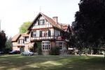 Diepenheim 31 juli 2022
Wibi Soerjadi krijgt na een tuinconcert in de tuin van zij n huis een koninklijke onderscheiding . Zijn nieuwe vriendin Myrthe is aanwezig .