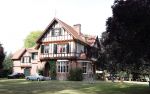 Diepenheim 31 juli 2022
Wibi Soerjadi krijgt na een tuinconcert in de tuin van zij n huis een koninklijke onderscheiding . Zijn nieuwe vriendin Myrthe is aanwezig .