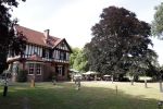Diepenheim 31 juli 2022
Wibi Soerjadi krijgt na een tuinconcert in de tuin van zij n huis een koninklijke onderscheiding . Zijn nieuwe vriendin Myrthe is aanwezig .