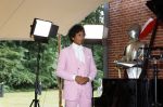 Diepenheim 31 juli 2022
Wibi Soerjadi krijgt na een tuinconcert in de tuin van zij n huis een koninklijke onderscheiding . Zijn nieuwe vriendin Myrthe is aanwezig .