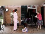 Diepenheim 31 juli 2022
Wibi Soerjadi krijgt na een tuinconcert in de tuin van zij n huis een koninklijke onderscheiding . Zijn nieuwe vriendin Myrthe is aanwezig .