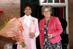 Diepenheim 31 juli 2022
Wibi Soerjadi krijgt na een tuinconcert in de tuin van zij n huis een koninklijke onderscheiding . Zijn nieuwe vriendin Myrthe is aanwezig .