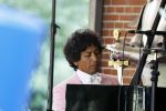 Diepenheim 31 juli 2022
Wibi Soerjadi krijgt na een tuinconcert in de tuin van zij n huis een koninklijke onderscheiding . Zijn nieuwe vriendin Myrthe is aanwezig .