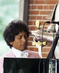 Diepenheim 31 juli 2022
Wibi Soerjadi krijgt na een tuinconcert in de tuin van zij n huis een koninklijke onderscheiding . Zijn nieuwe vriendin Myrthe is aanwezig .
