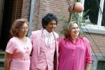 Diepenheim 31 juli 2022
Wibi Soerjadi krijgt na een tuinconcert in de tuin van zij n huis een koninklijke onderscheiding . Zijn nieuwe vriendin Myrthe is aanwezig .