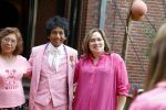 Diepenheim 31 juli 2022
Wibi Soerjadi krijgt na een tuinconcert in de tuin van zij n huis een koninklijke onderscheiding . Zijn nieuwe vriendin Myrthe is aanwezig .