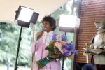 Diepenheim 31 juli 2022
Wibi Soerjadi krijgt na een tuinconcert in de tuin van zij n huis een koninklijke onderscheiding . Zijn nieuwe vriendin Myrthe is aanwezig .