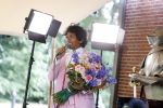 Diepenheim 31 juli 2022
Wibi Soerjadi krijgt na een tuinconcert in de tuin van zij n huis een koninklijke onderscheiding . Zijn nieuwe vriendin Myrthe is aanwezig .
