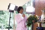 Diepenheim 31 juli 2022
Wibi Soerjadi krijgt na een tuinconcert in de tuin van zij n huis een koninklijke onderscheiding . Zijn nieuwe vriendin Myrthe is aanwezig .