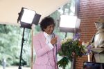 Diepenheim 31 juli 2022
Wibi Soerjadi krijgt na een tuinconcert in de tuin van zij n huis een koninklijke onderscheiding . Zijn nieuwe vriendin Myrthe is aanwezig .